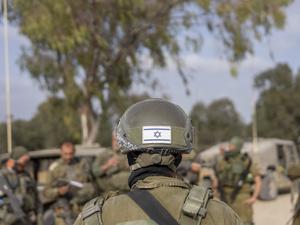 Israelische Soldaten versammeln sich in der Nähe der Grenze zwischen Israel und Gaza im Süden Israels (Symbolfoto).