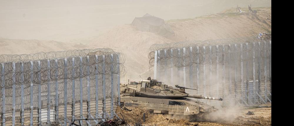 Israelische Soldaten überqueren mit einem Panzer die Grenze zum Gazastreifen in den Süden Israels.