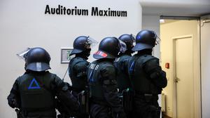 Polizisten stehen vor dem besetzten Audimax der Universität Leipzig. 