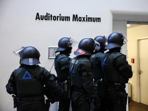 Polizisten stehen vor dem besetzten Audimax der Universität Leipzig. 