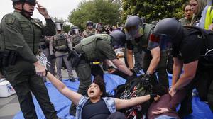 Ein Demonstrant wird in Gewahrsam genommen, als die Polizei ein Lager pro-palästinensischer Studenten an der University of Texas in Dallas auflöst. 