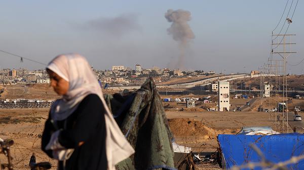 Palästinensische Gebiete, Rafah: Nach einem israelischen Luftangriff auf Gebäude in der Nähe der Trennmauer zwischen Ägypten und Rafah im südlichen Gazastreifen steigt Rauch auf.