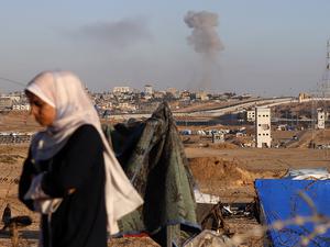 Palästinensische Gebiete, Rafah: Nach einem israelischen Luftangriff auf Gebäude in der Nähe der Trennmauer zwischen Ägypten und Rafah im südlichen Gazastreifen steigt Rauch auf.