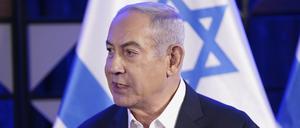 Benjamin Netanjahu spricht am 18.10.2023 in Tel Aviv mit US-Präsident Biden.