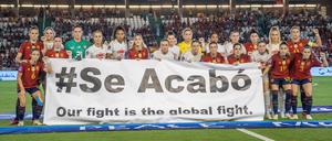 Spaniens Fußballerinnen posieren mit einem Banner mit der Aufschrift: „Es ist vorbei - unser Kampf ist der Kampf aller.“