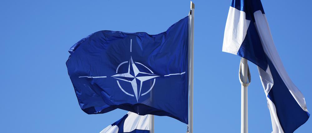 Die Nato-Flagge (M.) und die finnische Flagge flattern über dem Gebäude des finnischen Außenministeriums. Mit einer feierlichen Zeremonie soll Finnland heute in die Nato aufgenommen werden. 