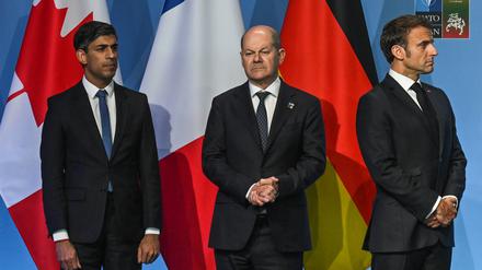 Bei der Schuldenbremse steht Olaf Scholz im Vergleich mit Amtskollegen in London (Rishi Sunak, li.) und Paris (Emmanuel Macron, re.) alleine da.  
