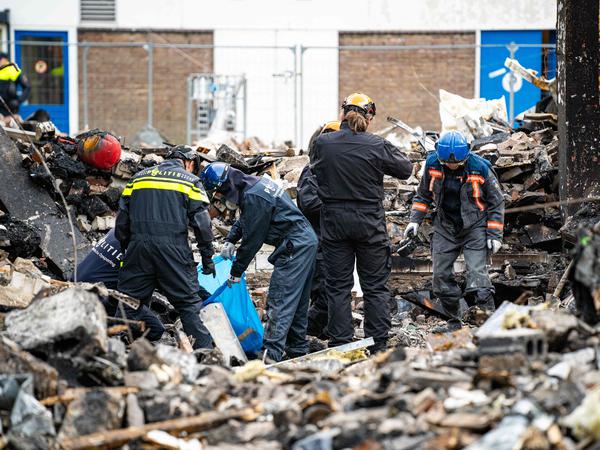 Spurenermittler suchen am 30. Januar 2024 den Ort einer Explosion in einem Mehrfamilienhaus in Rotterdam ab. 