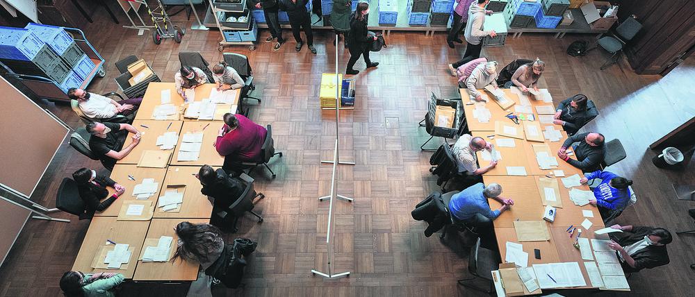 Im Rathaus Pankow werden die Stimmen zur Wahl für das Abgeordnetenhaus Berlin neu ausgezählt. (Archivbild)