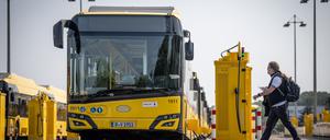 E-Busse des polnischen Herstellers Solaris stehen an den Ladesäulen auf dem BVG-Betriebshof Weißensee.