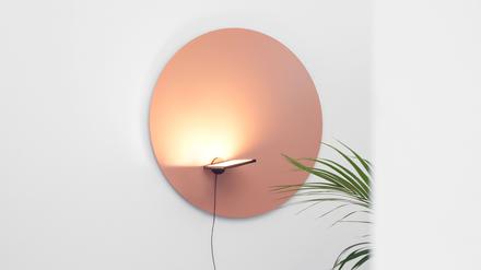 Die Lampe „Tim“ der italienischen Marke From Lighting lässt sich mit einem Magneten frei auf einer Metallfläche platzieren.