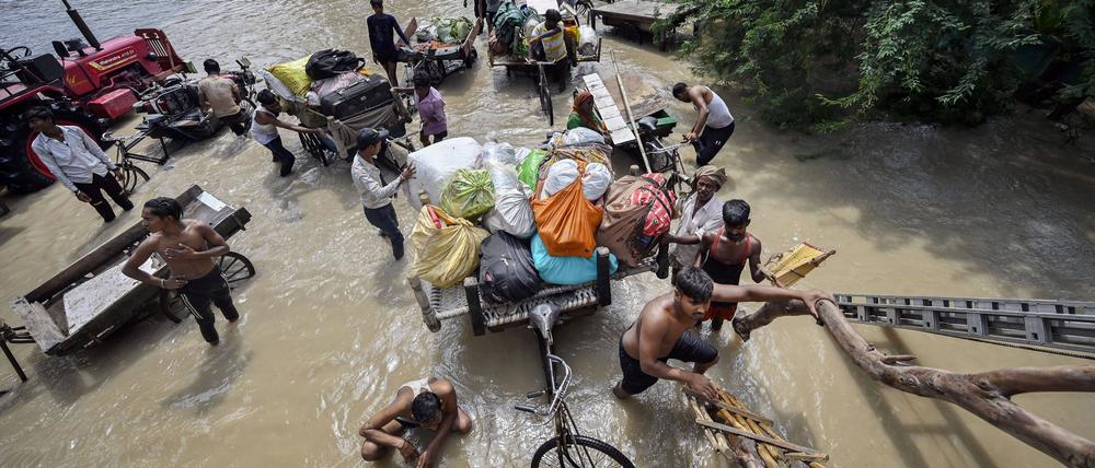 Der hohe Pegel des Yamuna Flusses zwingt Menschen in Neu-Delhi zum Umzug.