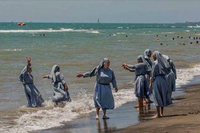 Imam sorgt mit Foto badender Nonnen für Wirbel