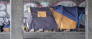 05.09.2023, Hamburg: Die Zelte von Obdachlosen stehen unter der Kennedybrücke an der Außenalster. Am Donnerstag soll der erste Spatenstich zum Neubau für die Übernachtungsstätte «Pik As» für obdachlose Männer stattfinden. Foto: Franziska Spiecker/dpa +++ dpa-Bildfunk +++