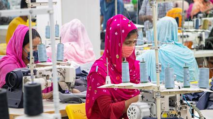 Näherinnen produzieren Kleidung in Bangladesch. Das asiatische Land gilt vielen  als Paradebeispiel für problematische Arbeitsbedingungen.