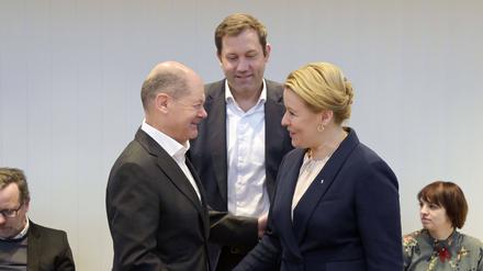 Gratulation für eine Verliererin: Kanzler Olaf Scholz, SPD-Chef Lars Klingbeil und Franziska Giffey (von links) am Montag bei den Gremiensitzungen im Willy-Brandt-Haus. 