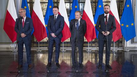 Donald Tusk (2. v. r.) wird nach dem Wahlsieg der nächste Regierungschef. Das haben die Führungen der bisherigen Opposition vor wenigen Tagen in Warschau angekündigt. 