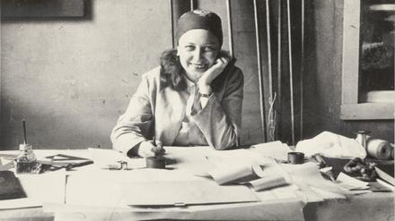 Die Textildesignerin Otti Berger am Arbeitstisch, um 1931.