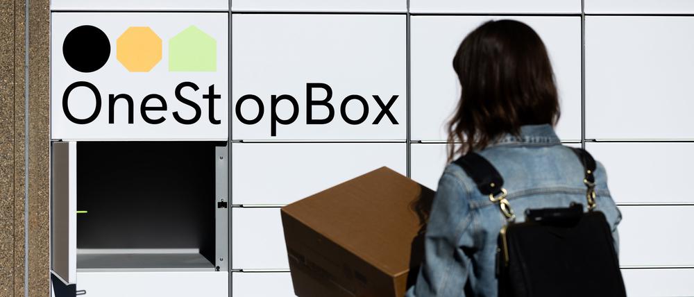 Eine Paketstation ohne Label von OneStopBox, einer Tochterfirma der Deutschen Post DHL, steht unweit der Konzernzentrale. 