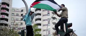 Am Kottbusser Tor halten zwei Männer eine Palästinenser Flagge hoch. Unter dem Motto «Revolutionärer 1. Mai» hatten linke und linksradikale Gruppen zu einer Demonstration am Tag der Arbeit aufgerufen. +++ dpa-Bildfunk +++