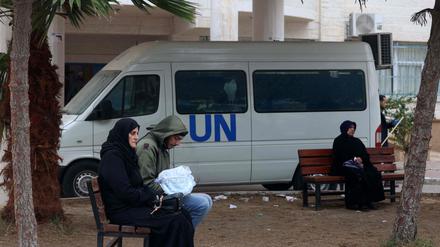 Palästinensische Geflüchtete warten in Rafah vor einem UNRWA-Wagen.