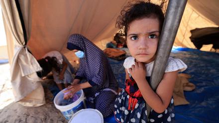 Ein kleines Mädchen in einem UN-Zeltlager im südlichen Gazastreifen, das Fliehenden Schutz bieten soll. 