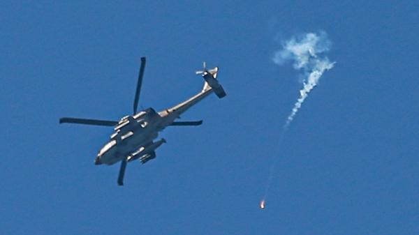 Israelischer Helikopter beim Kampfeinsatz über dem Gazastreifen (Symbolbild).