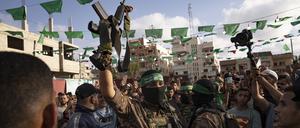 Ein Kämpfer der terroristischen Kassam-Brigaden präsentiert von israelischen Sicherheitskräften erbeutete Waffen im Flüchtlingslager Nuseirat im Gazastreifen.
