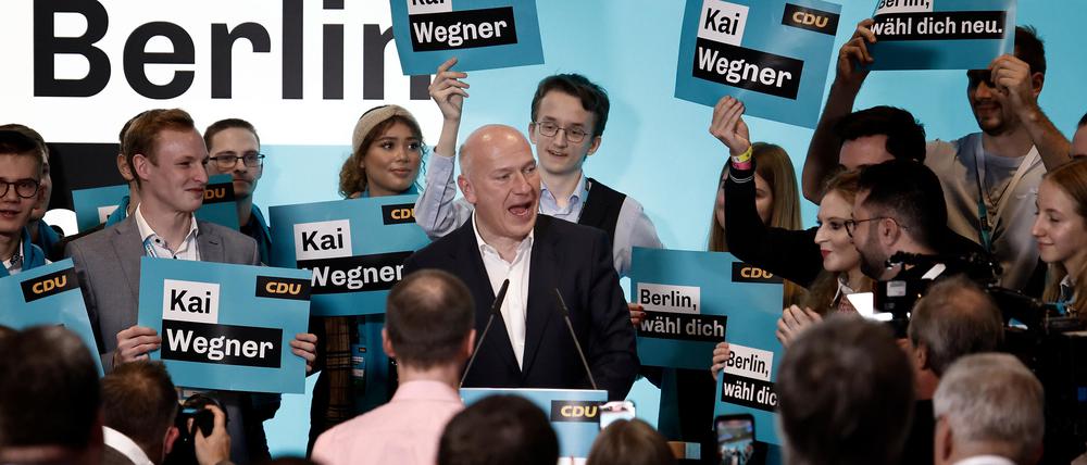 Unterstützer halten Schilder mit dem Namen von Kai Wegner (CDU), Vorsitzender des Landesverbandes und Fraktionschef seiner Partei im Abgeordnetenhaus, nach seiner Wahl zum Spitzenkandidaten auf dem CDU-Landesparteitag.