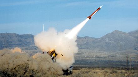 Eine Luftabwehrrakete vom Typ „Patriot“ wird zu Testzwecken abgeschossen. 