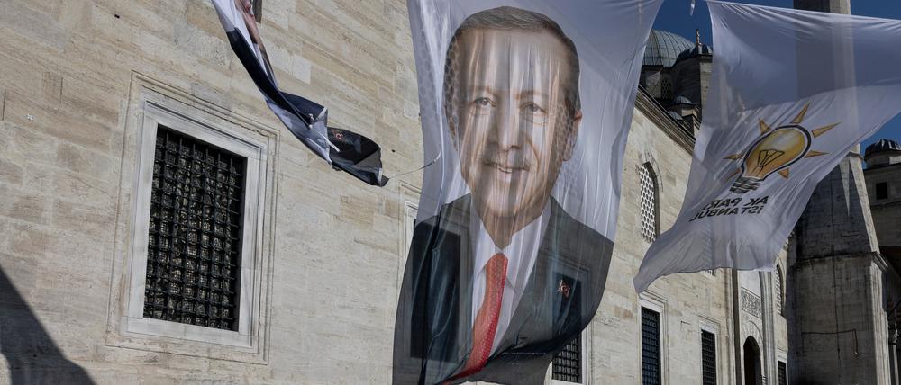 Transparente der AKP mit dem Konterfei von Präsident Erdogan in Istanbul.