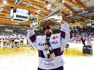 Der Meistertorwart bleibt. Jake Hildebrand jubelt nach dem 2:0-Sieg und dem Gewinn der deutschen Eishockey-Meisterschaft mit dem Pokal. 