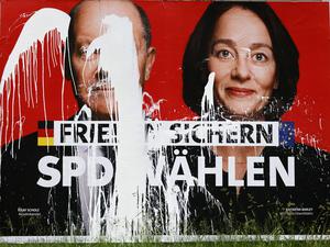 Ein beschmiertes Wahlplakat der SPD, links (nicht) im Bild: Olaf Scholz.