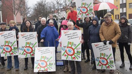 «Wir stimmen gegen Nationalismus und Rassismus» steht auf den Plakaten, die Mitglieder der Initiative Hufeisern gegen Rechts in der Britzer Hufeisensiedlung in den Händen halten.
