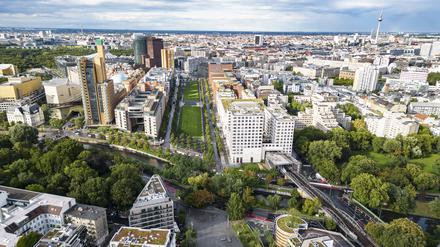 Die Luftaufnahme vom Gleisdreieck Park mit Blick Richtung Tilla-Durieux-Park, Landwehrkanal und Potsdamer Platz zeigt, wie gigantisch die Fläche in Berlin-Mitte ist. 