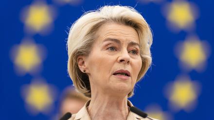 Ursula von der Leyen (CDU), Präsidentin der Europäischen Kommission, steht im Plenarsaal des Europäischen Parlaments und spricht. 