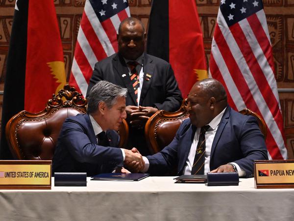 US-Außenminister Blinken und Papua-Neuguineas Premier Marape schließen einen neuen Sicherheitspakt ab.