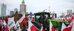 Polnische Landwirte demontrieren in Warschau gegen die EU-Agrarpolitik und die Einfuhr günstiger Agrarprodukte aus der Ukraine.