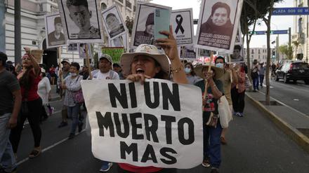 Lima diese Woche: Demonstrant:innen fordern den Rücktritt der amtierenden Staatspräsidentin und „keinen weiteren Toten“
