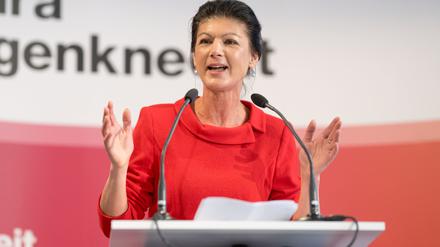 Die Parteivorsitzende Sahra Wagenknecht spricht während des Politischen Aschermittwochs bei der Veranstaltung der Partei Bündnis Sahra Wagenknecht. 