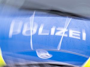 Der Schriftzug ·Polizei· auf der Kühlerhaube eines Autos.