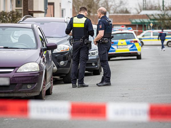 Die Polizei sperrt die Friedrichstraße in Nienburg/Weser, wo bei einem Polizeieinsatz ein Mann tödlich verletzt wurde. 