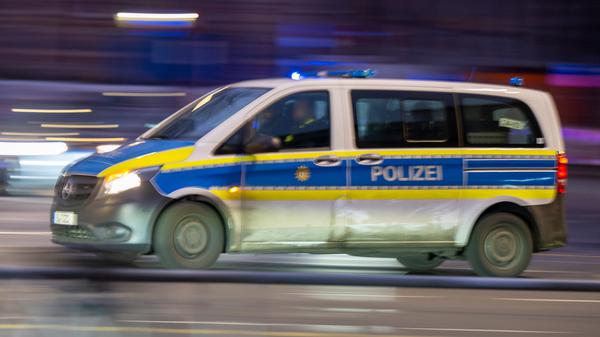 Ein Polizeiauto fährt mit Blaulicht zu einem Einsatz. (Symbolbild)