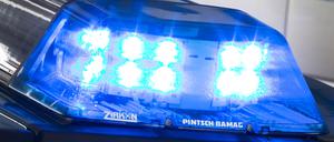 Ein Blaulicht leuchtet während eines Einsatzes auf dem Dach eines Polizeiwagens. (Symbolbild)