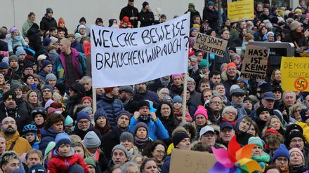 Tausende Menschen auf dem Alten Markt in Potsdam: Ein Bild der Demonstration am Sonntag.
