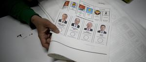 Ein Wahlhelfer bereitet die Stimmzettel für die Präsidentschaftswahlen mit den Namen von Recep Tayyip Erdogan, Muharrem Ince, Kemal Kilicdaroglu und Sinan Ogan vor. 