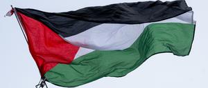 Die Flagge von Palästina wird bei einer propalästinensischen Kundgebung gezeigt (Symbolbild).