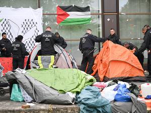 Polizeibeamte bauen nach der Räumung einer pro-palästinensischen Demonstration der Gruppe «Student Coalition Berlin» auf dem Theaterhof der Freien Universität Berlin das Camp ab.
