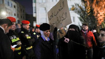 Demonstrantinnen und Polizei während einer Protestveranstaltung gegen den Krieg in Gaza vor der Al-Kalouti-Moschee nahe der israelischen Botschaft in Amman Ende März 2024