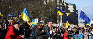 Zum zweiten Jahrestag des russischen Angriffs auf die Ukraine haben die Berliner Senatorinnen Cansel Kiziltepe und Franziska Giffey (beide SPD) Geflüchteten ihre Untersützung zugesichert.